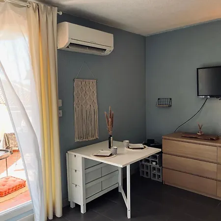 شقة Sete, Studio Cabine,proche Mer , Clim, Wifi, Parking Prive *